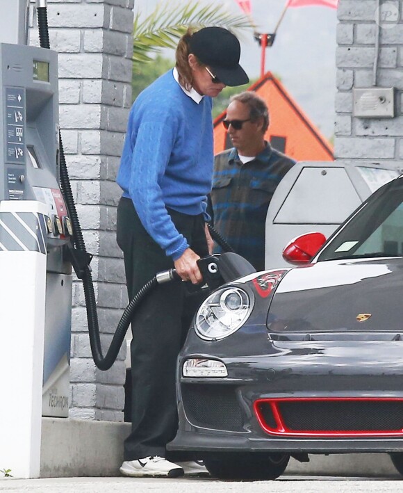 EXCLUSIF - Bruce Jenner dans une station essence de Malibu, le 27 février 2015