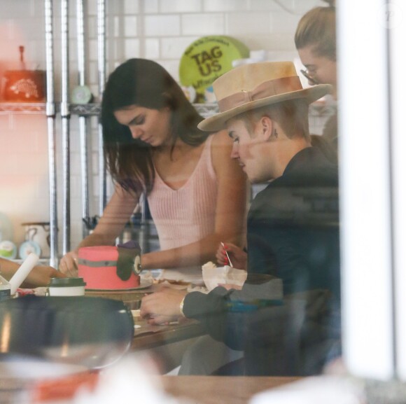 Justin Bieber, sa petite soeur Jazmyn, Kendall Jenner et Hailey Baldwin goûtent au Duff's Cakemix. Los Angeles, le 23 avril 2015.