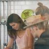 Justin Bieber, sa petite soeur Jazmyn, Kendall Jenner et Hailey Baldwin goûtent au Duff's Cakemix. Los Angeles, le 23 avril 2015.