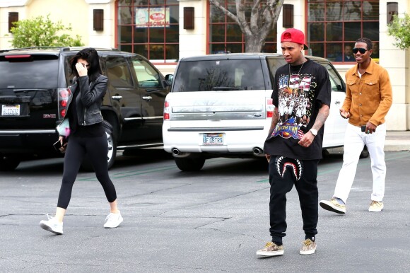 Kylie Jenner et Tyga quittent la pharmacie Rite Aid au complexe commercial The Commons à Calabasas. Le 23 avril 2015.