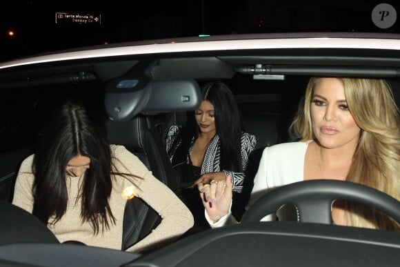 Khloé Kardashian, Kendall et Kylie Jenner quittent le restaurant Craig's à West Hollywood, le 23 avril 2015.