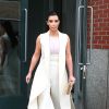 Kim Kardashian quitte son appartement à SoHo et se rend au Cipriani 42nd Street pour assister au déjeuner Power of Women du magazine Variety. New York, le 24 avril 2015.