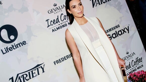 Kim Kardashian: Angélique et honorée loin de sa famille, unie pour Bruce Jenner