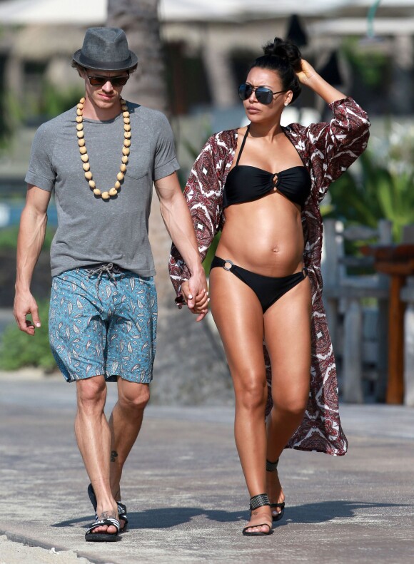 Exclu : Naya Rivera enceinte se promène avec son mari Ryan Dorsey lors de leurs vacances à Hawaii, le 20 avril 2015. 