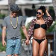 Exclu :  Naya Rivera enceinte se promène avec son mari Ryan Dorsey lors de leurs vacances à Hawaii, le 20 avril 2015.  