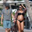 Exclu :  Naya Rivera enceinte se promène avec son mari Ryan Dorsey lors de leurs vacances à Hawaii, le 20 avril 2015.  