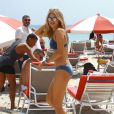 Gigi Hadid, surprise en plein shooting pour Seafolly Australia sur une plage de Miami. Le 24 avril 2015.