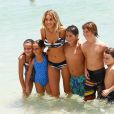 Gigi Hadid, surprise en plein shooting pour Seafolly Australia sur une plage de Miami. Le 24 avril 2015.