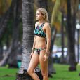  Gigi Hadid, en bikini sporty et baskets, prend part &agrave; un shooting pour la marque Seafolly Australia. Miami, le 24 avril 2015. 