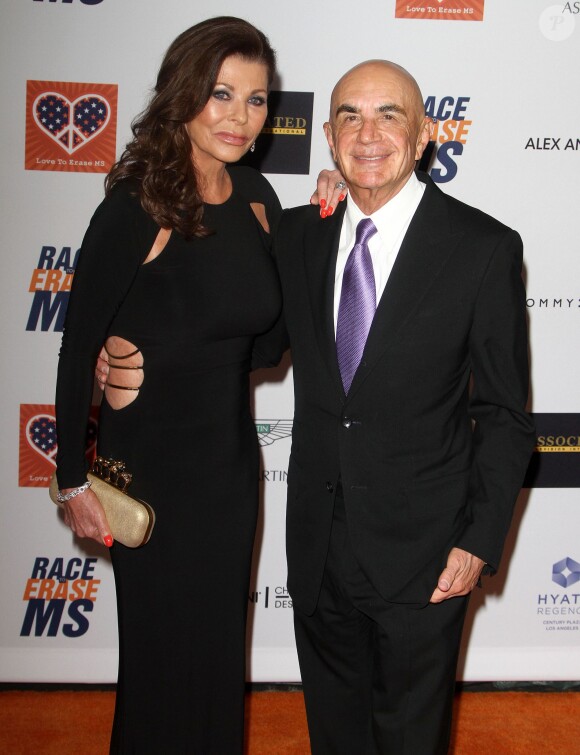 Robert Shapiro et sa femme Linell à la 22ème cérémonie annuelle Race To Erace MS à Century City, le 24 avril 2015.