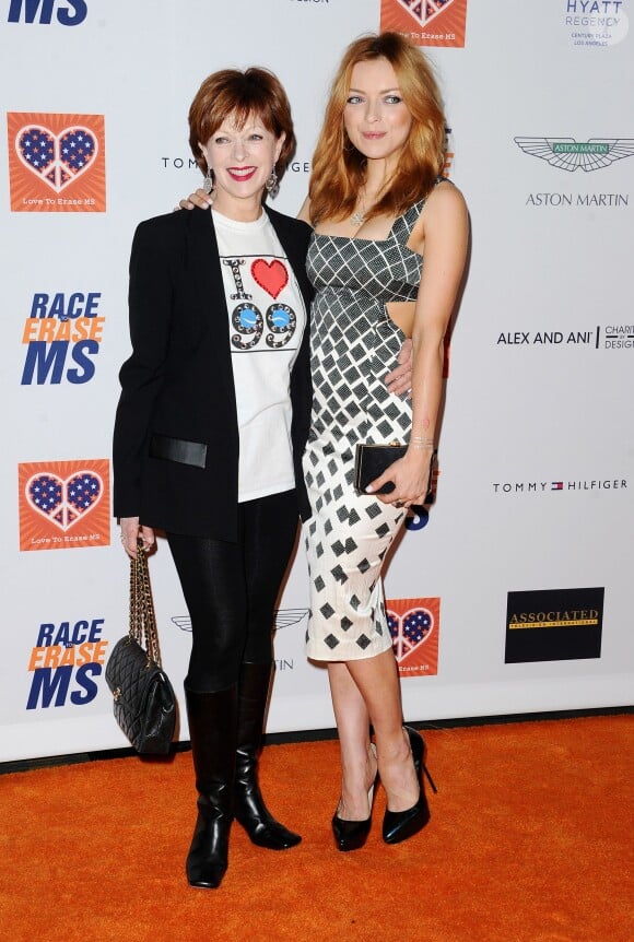 Frances Fisher et Francesca Eastwood à la 22ème cérémonie annuelle Race To Erace MS à Century City, le 24 avril 2015.