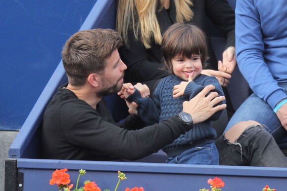 Gerard Piqué, Shakira et leur fils Milan assistent à la finale du tournoi de tennis Conde Godo à Barcelone, le 26 avril 2015.