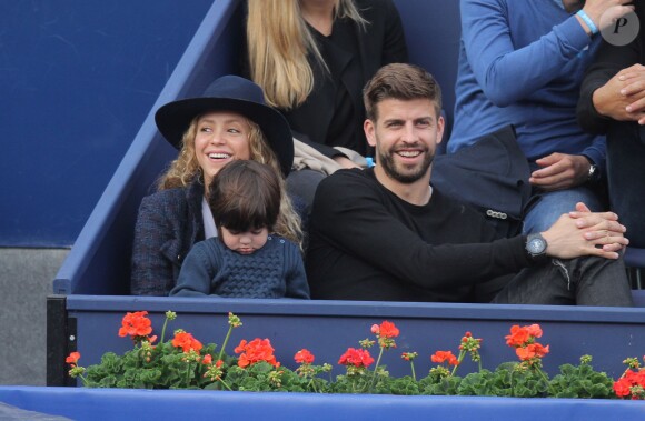 Gerard Piqué, sa compagne Shakira et leur fils Milan (2 ans) assistent à la finale du tournoi de tennis Conde Godo à Barcelone, le 26 avril 2015.