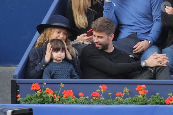Le footballeur Gerard Piqué, sa compagne Shakira et leur fils Milan assistent à la finale du tournoi de tennis Conde Godo à Barcelone, le 26 avril 2015.