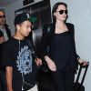 Angelina Jolie, son frère James et son fils Maddox arrivent à l'aéroport de Los Angeles, le 25 avril 2015