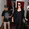 Angelina Jolie, son frère James et son fils Maddox arrivent à l'aéroport de Los Angeles, le 25 avril 2015