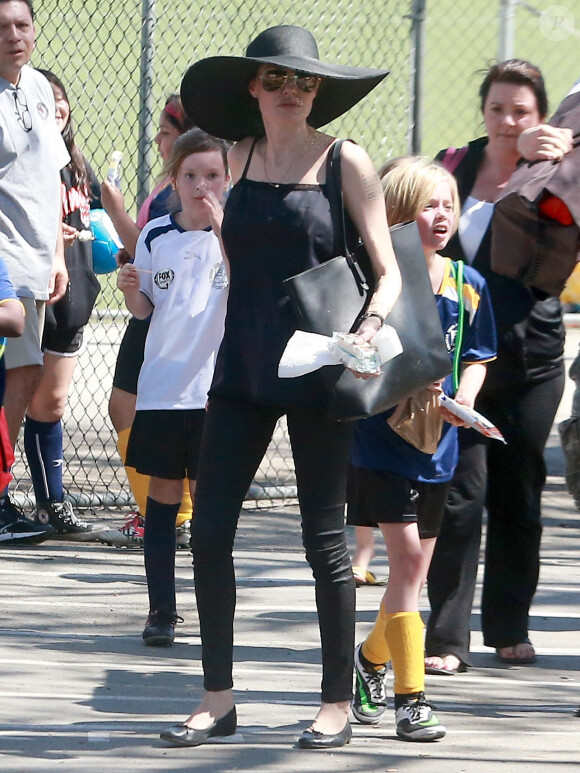 Exclusif - Brad Pitt et Angelina Jolie, très amoureux, assistent au match de football de leurs filles Shiloh (qui se fait désormais appeler John) et Zahara à Los Angeles, le 14 mars 2015. 