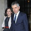 Rowan Atkinson aka Mr. Bean et sa girlfriend Louise Ford, 32 ans, quittent une soirée American Buffalo au National Gallery Cafe à Londres le 27 avril 2015.