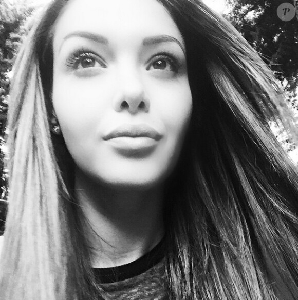Selfie au naturel et en noir et blanc pour la jolie Nabilla