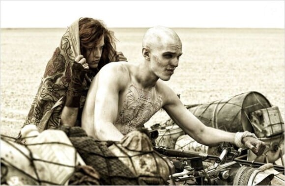 Riley Keough et Nicholas Hoult dans Mad Max Fury Road.