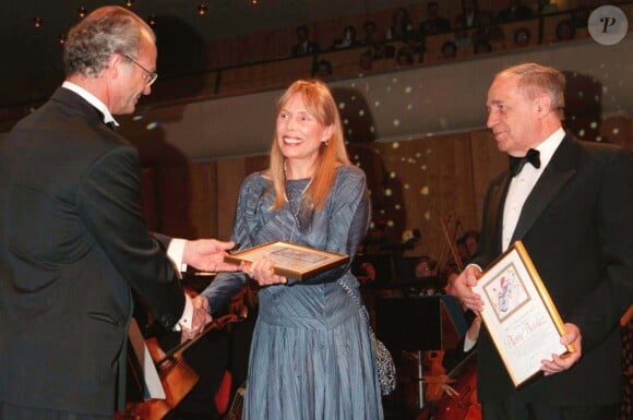 Lr roi Carl Gustav de Suède, Joni Mitchelle et Pierre Boulez lors de la cérémonie du Polar Prize à Stockholm, le 9 mai 1996
