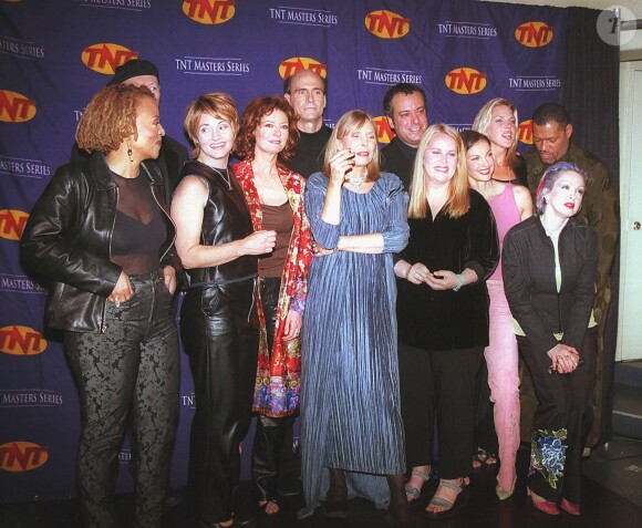 Cassandra Peterson, Shawn Colvin, Susan Sarandon, James Taylor, Mary Chapin Carpenter, Ashley Jude, Cindy Lauper, Laurence Fishburne et Joni Mitchell lors d'une soirée hommage à la chanteuse à New York, le 10 avril 2000