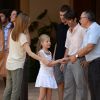 Sofia et Leonor d'Espagne lors d'une excursion en famille avec leurs parents Felipe et Letizia dans la Sierra de Tramuntana le 11 août 2014 à Majorque