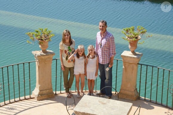 Sofia et Leonor d'Espagne lors d'une excursion en famille avec leurs parents Felipe et Letizia dans la Sierra de Tramuntana le 11 août 2014 à Majorque