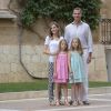 Sofia et Leonor d'Espagne avec leurs parents Felipe et Letizia lors d'une séance photo au palais de Marivent à Majorque le 5 août 2014