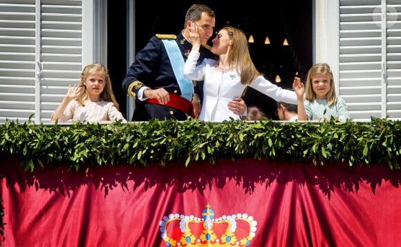 Sofia (robe grise) et Leonor (robe rose) d'Espagne lors de l'intronisation de leur père le roi Felipe VI le 19 juin 2014 à Madrid.