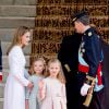 Sofia (robe grise) et Leonor (robe rose) d'Espagne lors de l'intronisation de leur père le roi Felipe VI le 19 juin 2014 à Madrid.