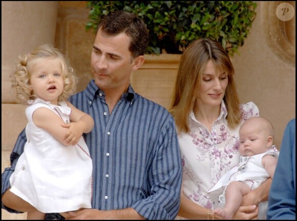 Leonor et Sofia d'Espagne en août 2007 avec leurs parents Felipe et Letizia lors des vacances à Majorque