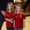 Sofia et Leonor d'Espagne lors de la réception des footballeurs espagnols champions d'Europe à la Zarzuela le 2 juillet 2012 à Madrid