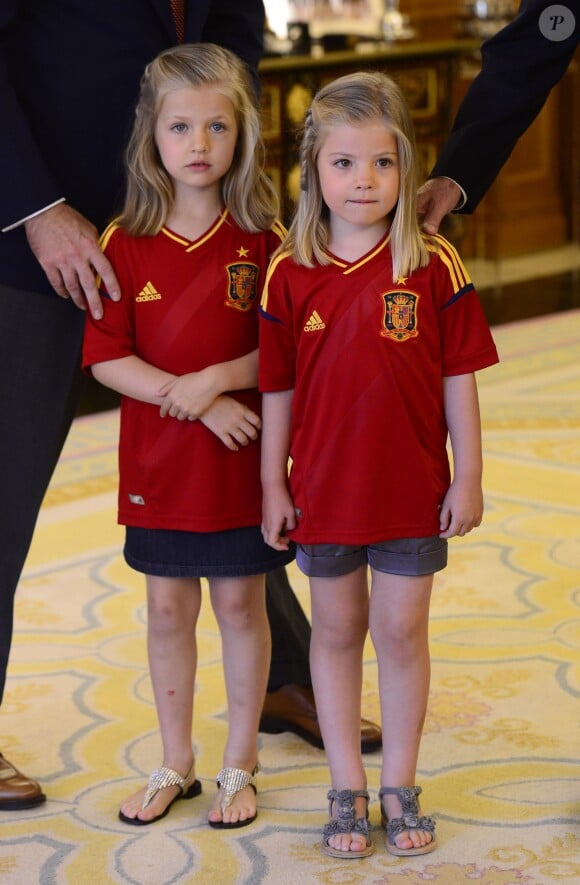 Sofia et Leonor d'Espagne lors de la réception des footballeurs espagnols champions d'Europe à la Zarzuela le 2 juillet 2012 à Madrid