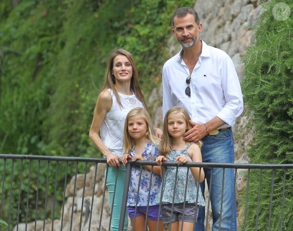 Leonor et Sofia d'Espagne en vacances en août 2013 à Majorque avec leurs parents Felipe et Letizia.