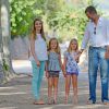 Leonor et Sofia d'Espagne en vacances en août 2013 à Majorque avec leurs parents Felipe et Letizia.