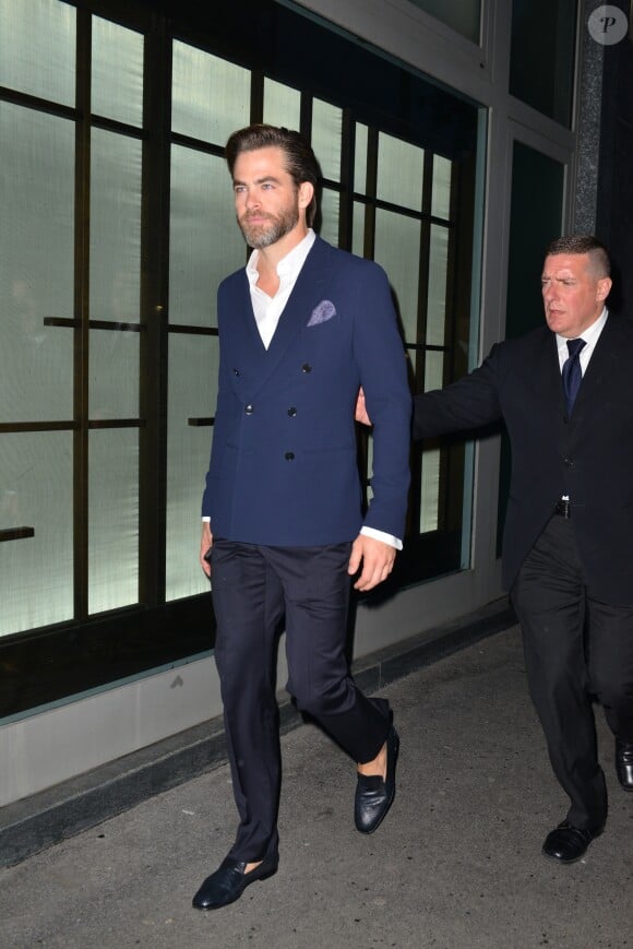 Chris Pine arrive au restaurant Armani / Privé pour le dîner des 40 ans de la marque Armani. Milan, le 29 avril 2015.