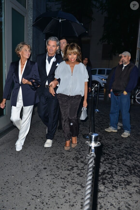 Lauren Hutton, Tina Turner et son mari Erwin Bach arrivent au restaurant Armani / Privé pour le dîner des 40 ans de la marque Armani. Milan, le 29 avril 2015.