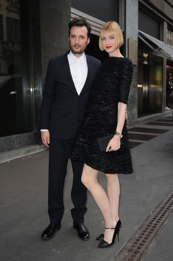 Eva Riccobono et son compagnon Matteo Ceccarini à la boutique Emporio Armani à Milan, le 29 avril 2015.