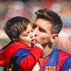 Lionel Messi et son fils Thiago Messi - Les joueurs du FC Barcelone posent avec leurs enfants avant le match contre le Rayo Vallecano à Barcelone, le 8 mars 2015. 