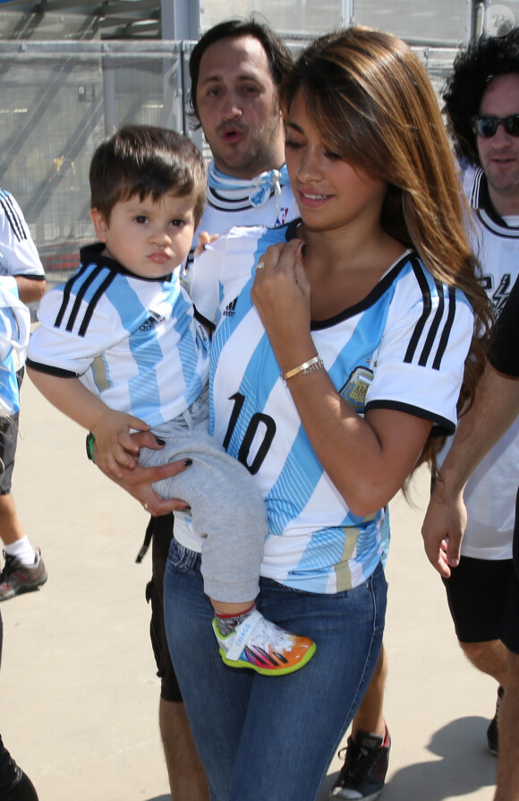 Antonella Roccuzzo, la compagne de Lionel Messi, avec leur fils Thiago pour assister au match Argentine-Iran le 21 juin 2014 à Belo Horizonte au Brésil.
