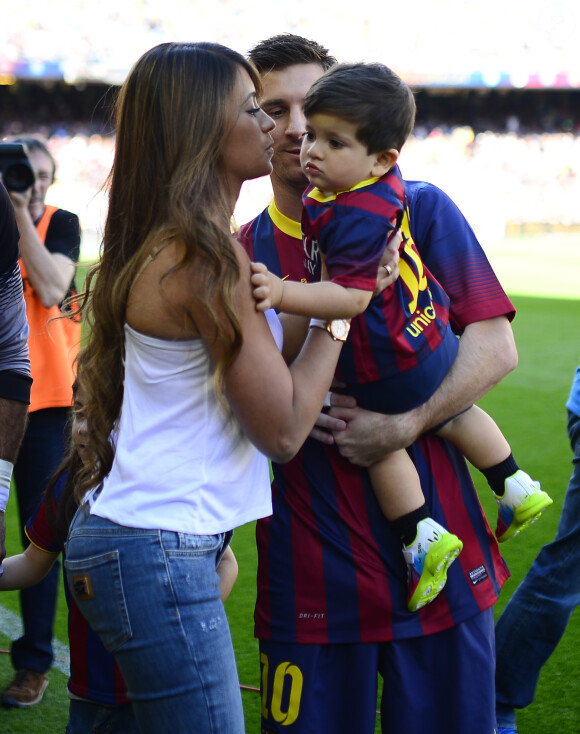 Lionel Messi avec sa compagne Antonella Roccuzzo et leur fils Thiago dans le stade du FC Barcelone, le 3 mai 2014.