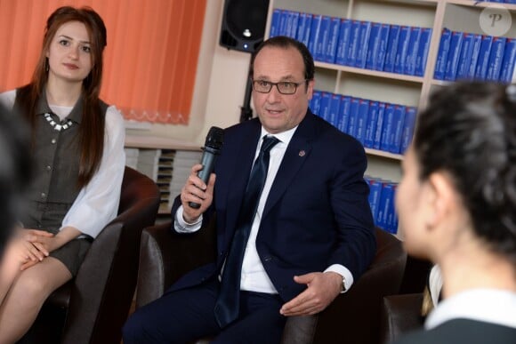 Le président François Hollande visite l'Université Française en Arménie (UFAR) à Erevan, le 24 avril 2015.