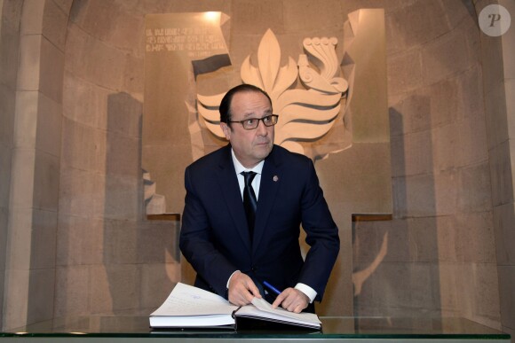 Le président François Hollande visite le musée-Institut du génocide arménien (MIGA) à Erevan, le 24 avril 2015.
