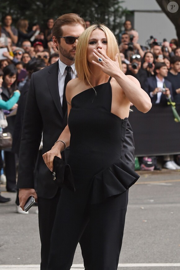 Michelle Hunziker et Tomaso Trussardi arrivent à l'événement Armani au musée Silos le 30 avril 2015