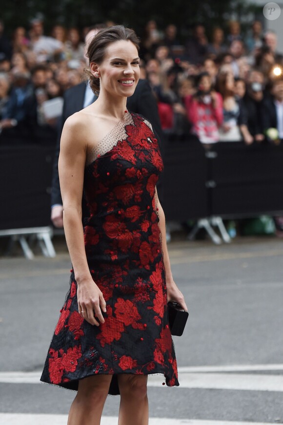 Hilary Swank arrive à l'événement Armani au musée Silos le 30 avril 2015