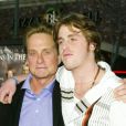 Michael Douglas avec son fils Cameron le 8 avril 2003 lors de l'avant-première du film "It runs in the family" à Los Angeles