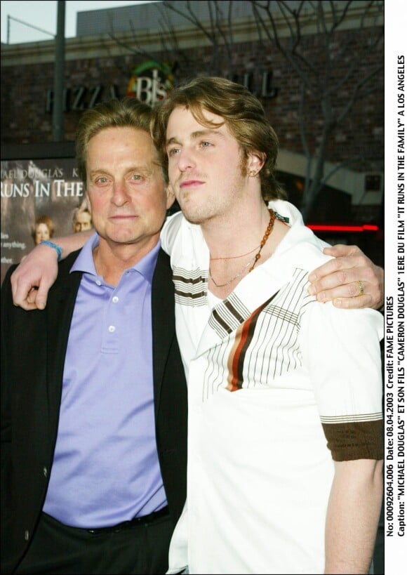 Michael Douglas avec son fils Cameron le 8 avril 2003 lors de l'avant-première du film "It runs in the family" à Los Angeles