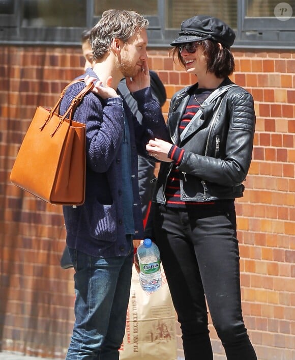 Anne Hathaway et son mari Adam Shulman se promènent dans les rues de New York, le 26 avril 2015 