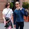 Anne Hathaway et son mari Adam Shulman se promènent dans les rues à New York le 17 avril 2015 